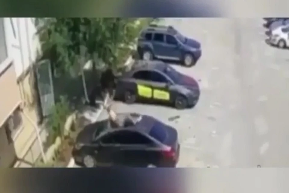 В Севастополе мужчина спрыгнул из окна на припаркованный автомобиль. Фото: скриншот из видео/Инцидент Крым/Вконтакте