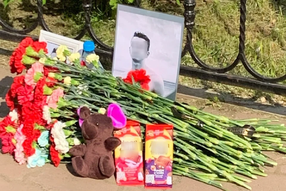 К месту убийства подростка его друзья несут цветы. Фото: предоставлено "КП"-"Иркутск" другом погибшего парня.
