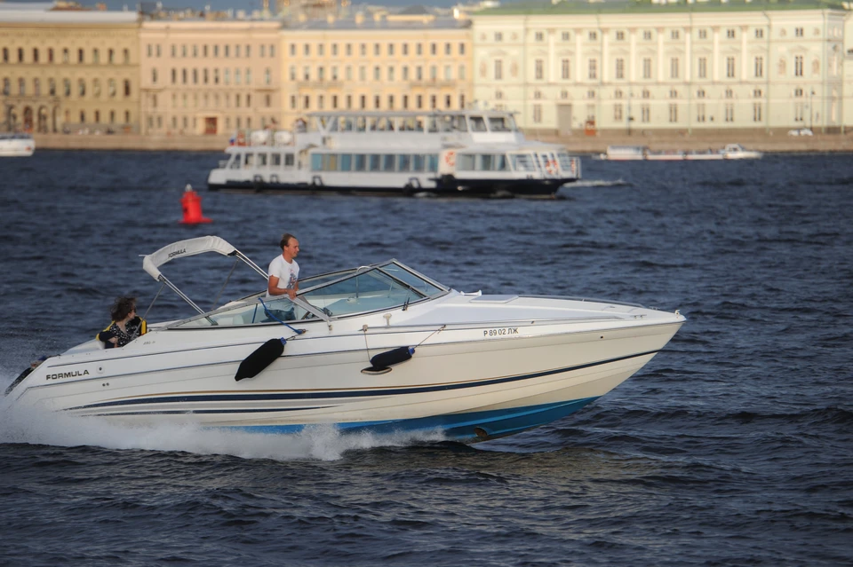 Два человека упали с катера в воду Малой Невы в Петербурге