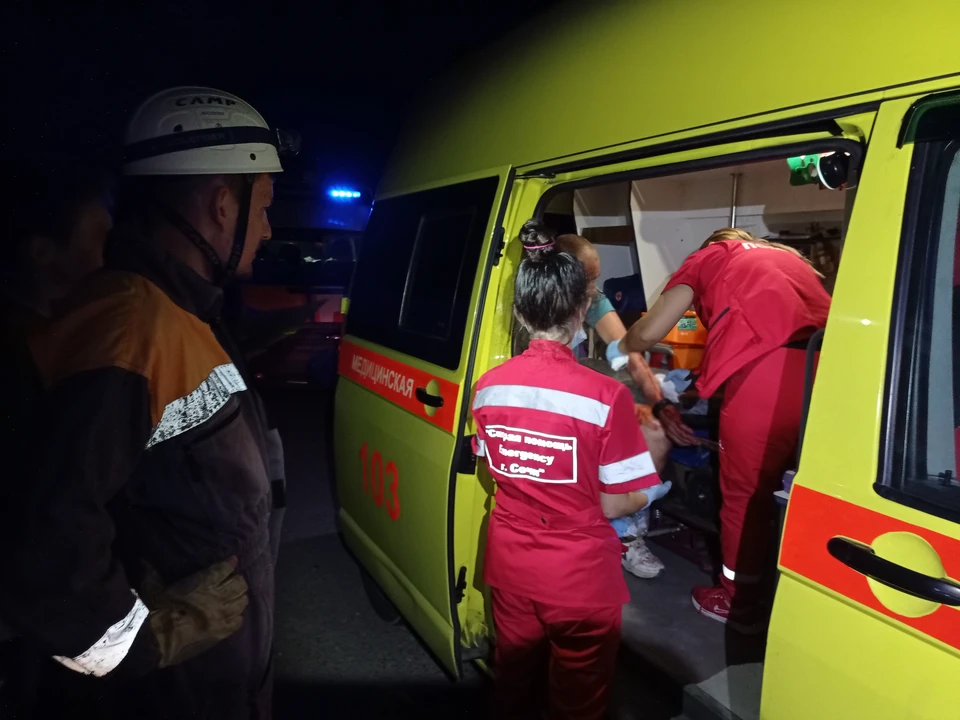 Мужчину спасатели передали врачам скорой. Фото: ЮРПСО