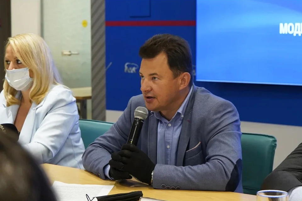 Роман Романенко во время круглого стола «Профориентация в средней школе» предложил создать инженерно-космические классы. Фото: Штаб общественной поддержки партии "Единая Россия".