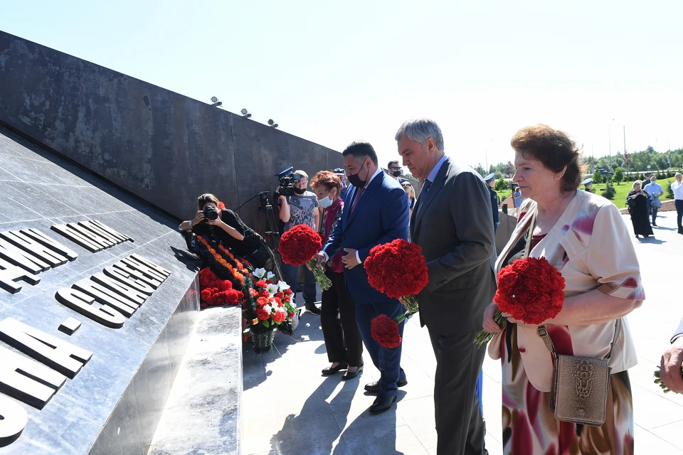 Возложение цветов к Ржевскому мемориалу.