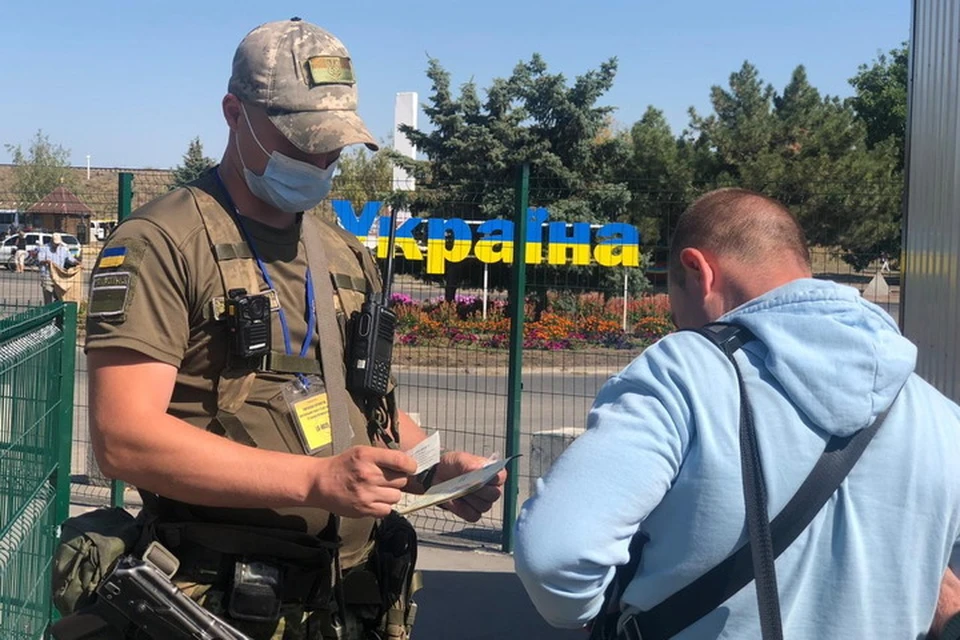 Украинские пограничники предлагают сдать тест или активировать мобильное приложение для самоизоляции «Дий Вдома». Фото: ГПСУ