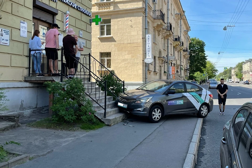 Когда заехал постричься, но из машины выйти забыл. Фото: vk.com/spb_today