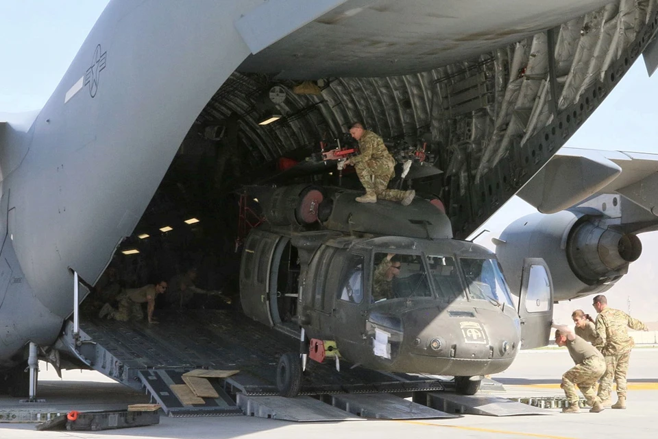 Погрузка вертолета ВВС США в транспортный самолет во время эвакуации из Афганистана.