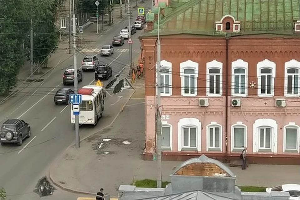 Бригады энергетиков уже демонтировали остановку. Соответствующие объявления о изменениях остановок будут размещены в салонах общественного транспорта.