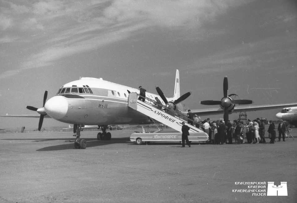 Самолет ИЛ-18 в аэропорту Красноярска, 1965 год. Фото: Красноярский краевой краеведческий музей