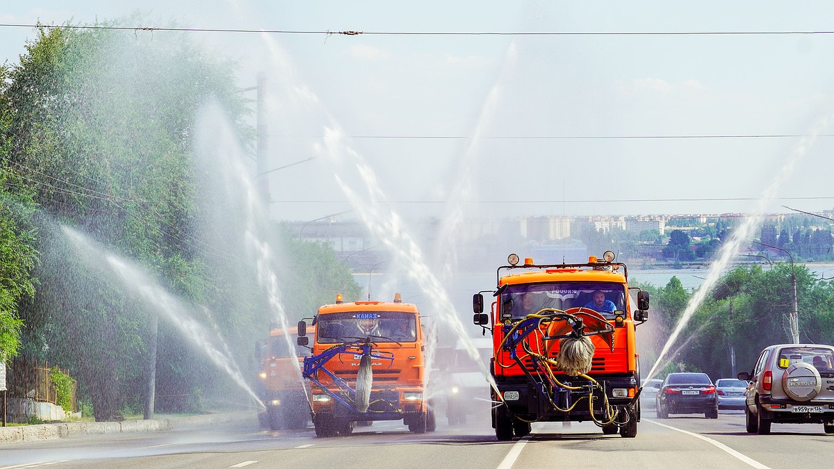 В Воронеже поливочные машины охлаждают асфальт и … воздух - KP.RU