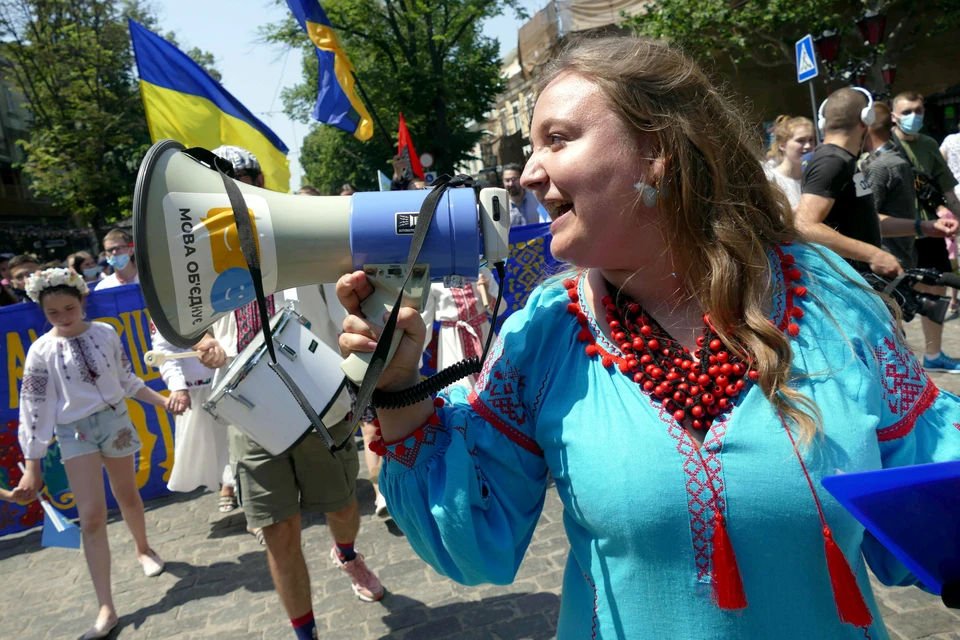 Одесса. Участница "Мегамарша в вышиванках", приуроченного к годовщинам Всемирного дня вышиванки, Дня независимости Украины, Дня крымскотатарского флага и Конституции Украины. Фото: Константин Сазончик/ТАСС