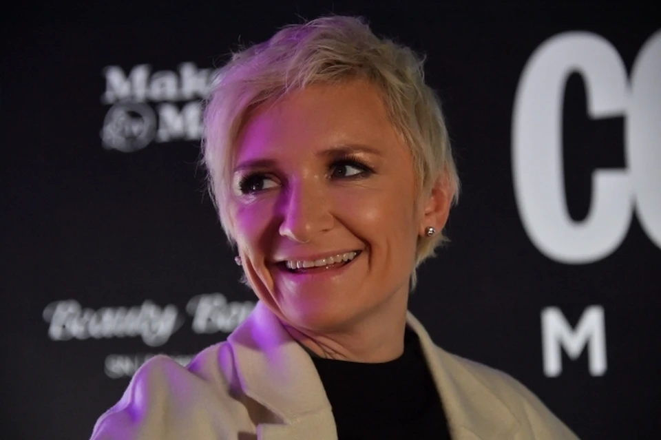 Певица всю ночь провела в самолете, но приехав в гостиницу, пошла прогуляться по набережной.