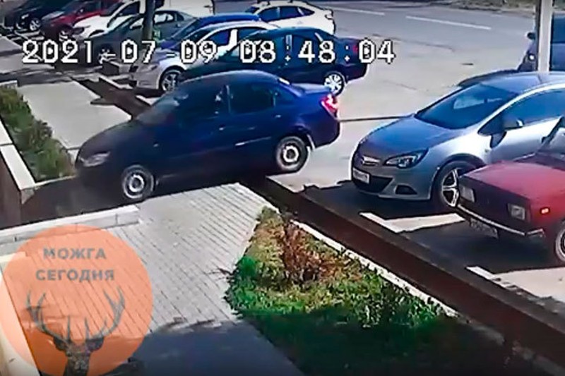В Можге припаркованный автомобиль съехал с автостоянки. Скриншот с видео