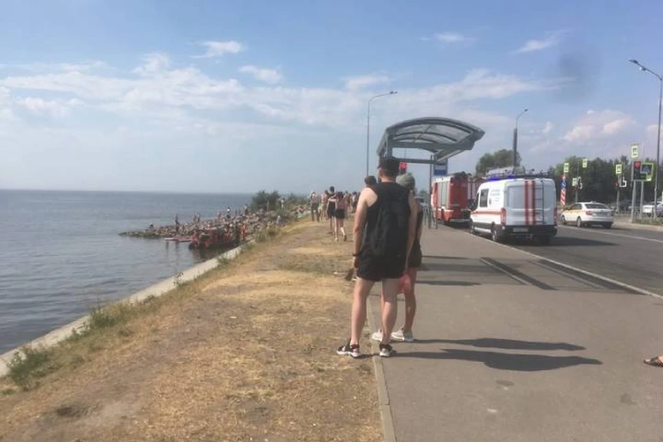 Полиция проводит проверку ЧП с перевернувшейся в Петербурге лодкой, где пострадали восемь человек