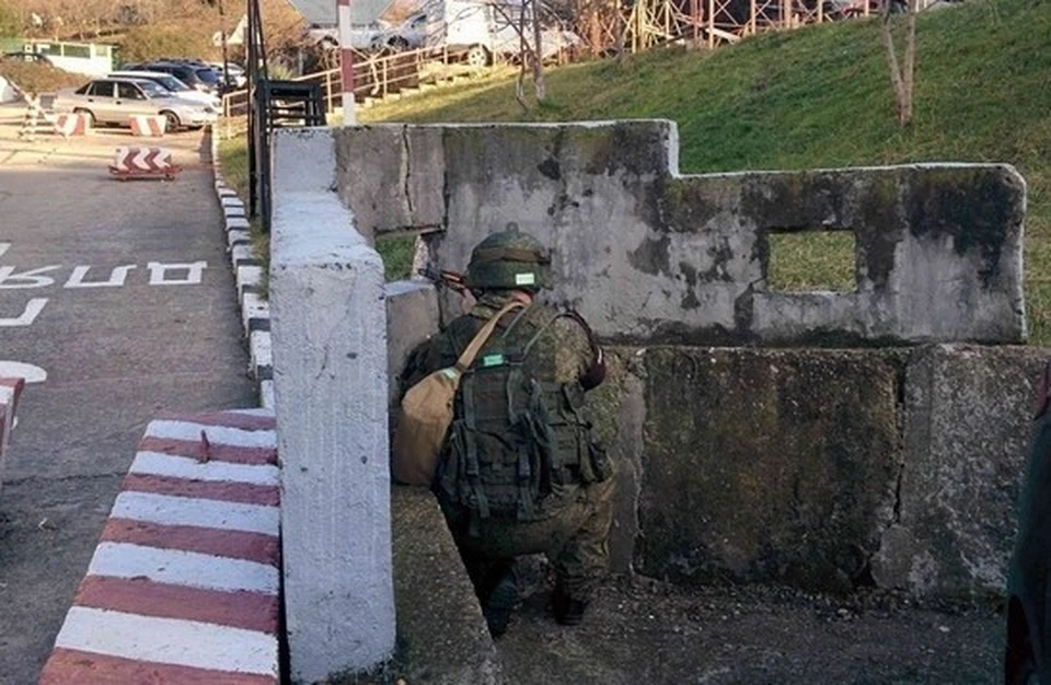 По замыслу учения диверсанты предприняли попытку проникновения на территорию госпиталя с целью его захвата. Фото: Минобороны РФ по РК