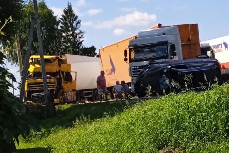 В аварии под Ярославлем пострадал водитель фуры. ФОТО: группа "Ярославль LIVE" ВКонтакте