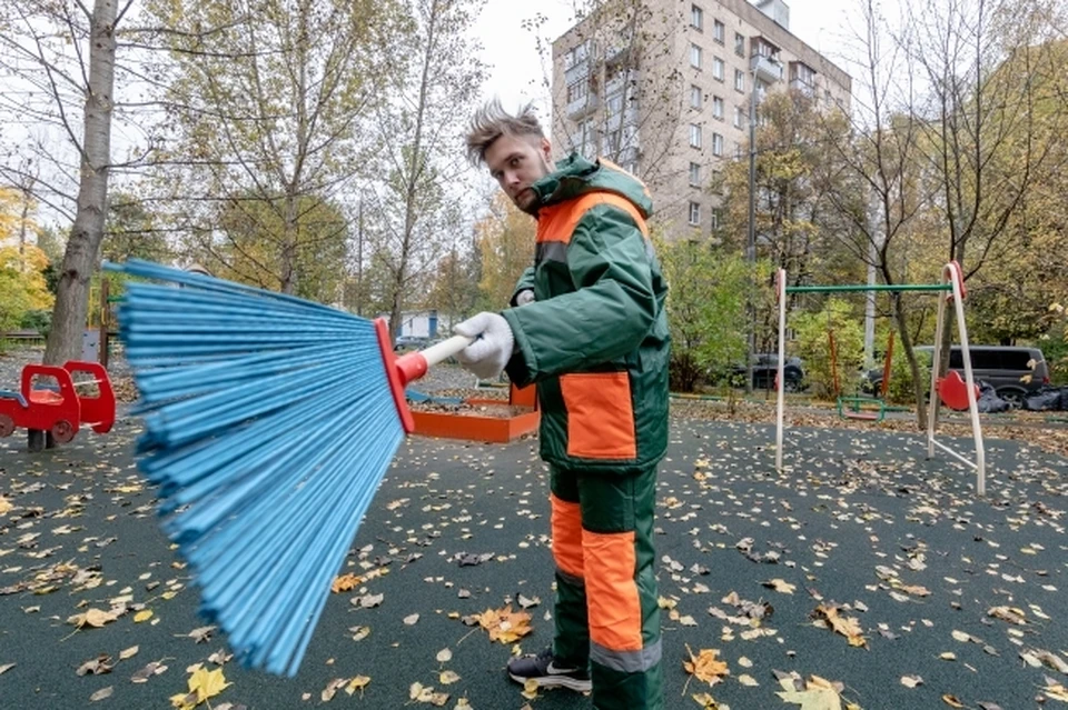 Злостный неплательщик алиментов 30 часов подметал улицы