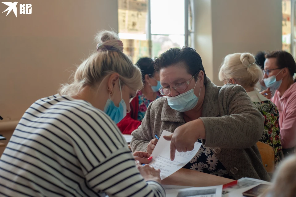 Сотрудники органов соцзащиты принимают заявления у жителей поселков Джабык и Запасное.
