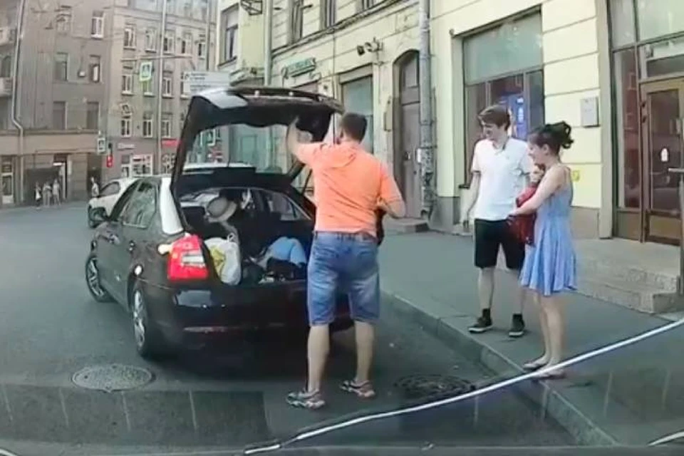 Машину с человеком в багажнике заметили в Петербурге