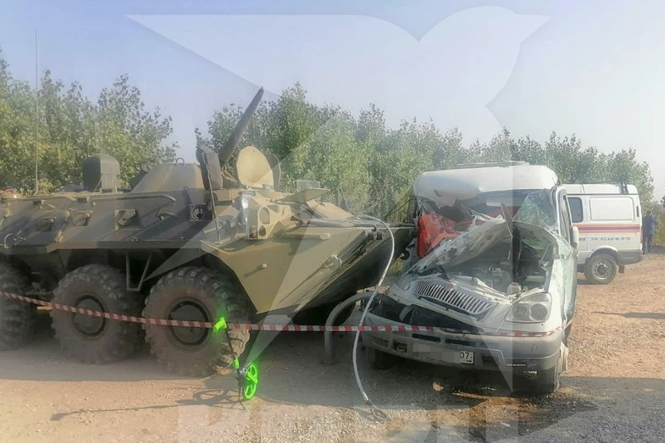 Жертвами аварии БТР и маршрутки стали два человека