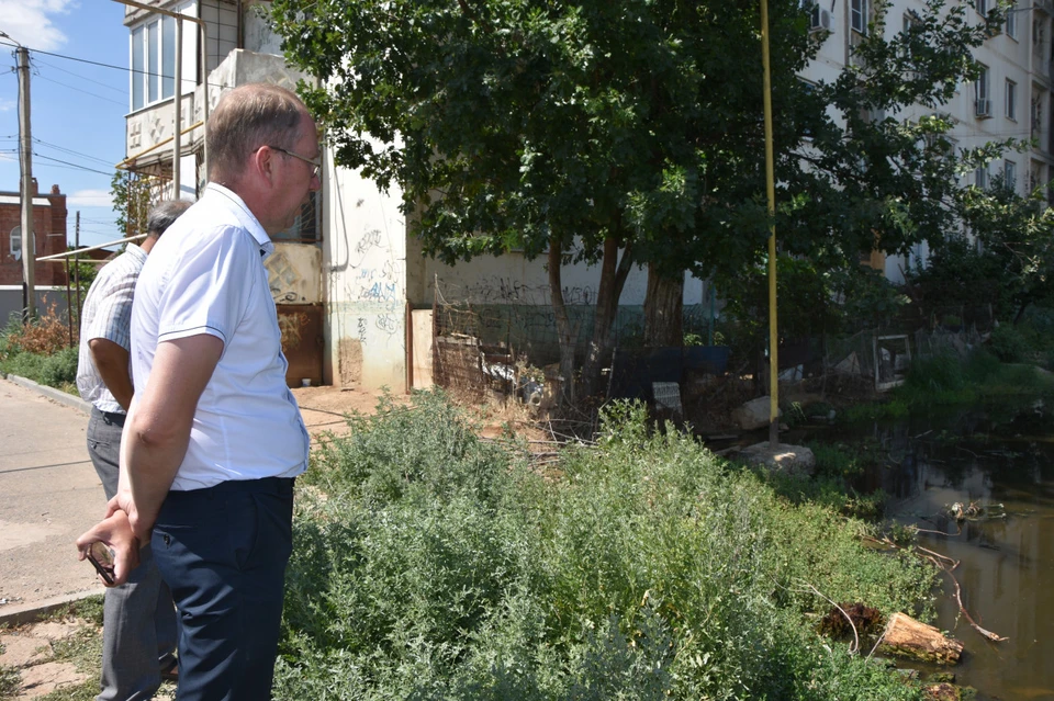 В Астрахани депутаты Городской думы встретились с жильцами затопляемого дома