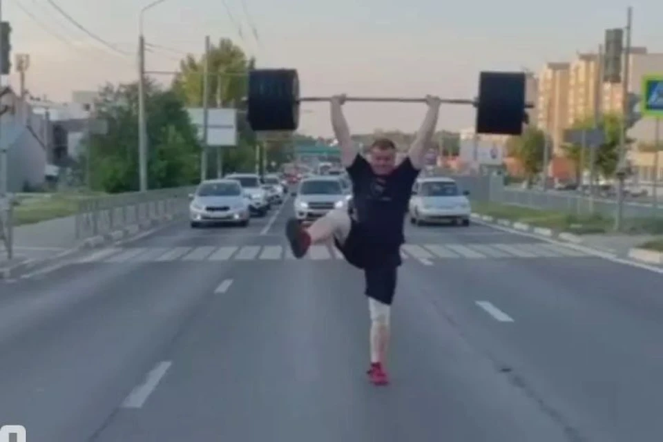 Ярославского штангиста оштрафовали на 500 рублей. Скриншот с видео, группа "Ярославль LIVE" ВКонтакте