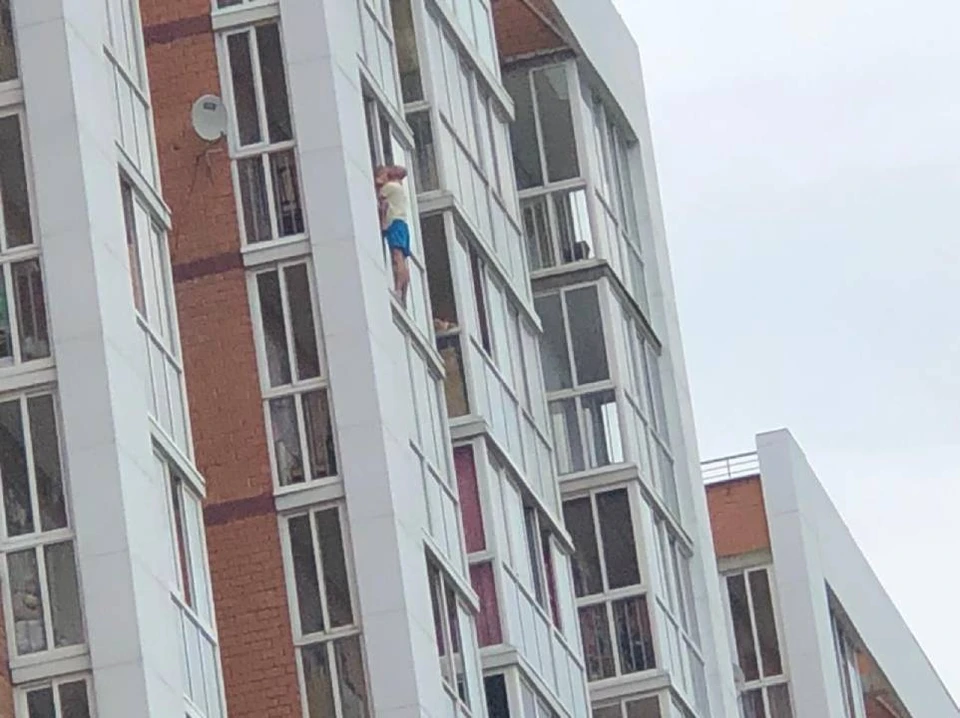 "Разойдитесь все!: В Иркутске мужчина стоит на карнизе 13-го этажа с ребенком на руках