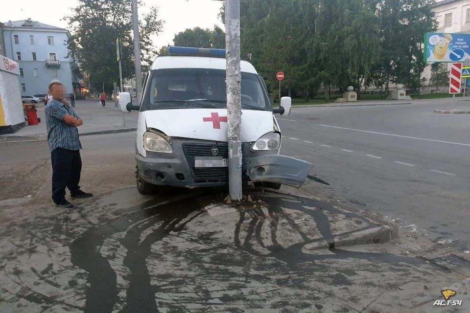 В Новосибирске «скорая помощь» врезалась в столб. Фото: "АСТ-54".