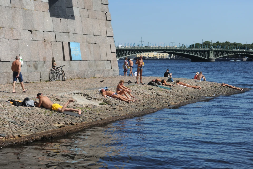 Когда спадет жара в спб. Жара в Питере. Лето 2010 г жара Санкт-Петербург. Жарко в СПБ. Жарища в Питере Мем.