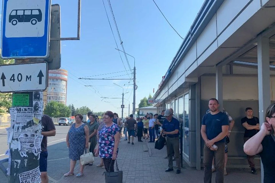 Ярославцы в 7:00 ждут на остановке "Кресты" свой автобус.