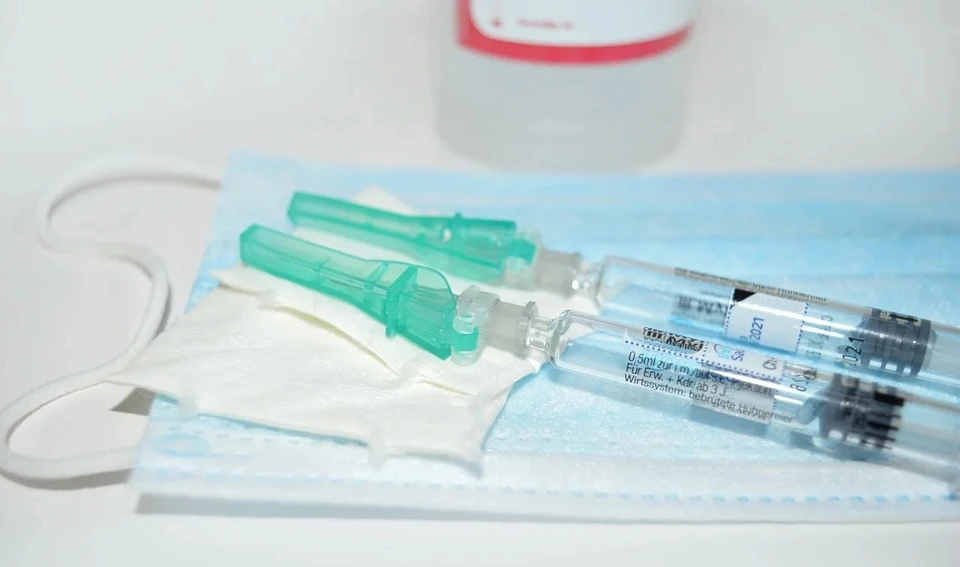 Почти половина астраханцев прошли вакцинацию