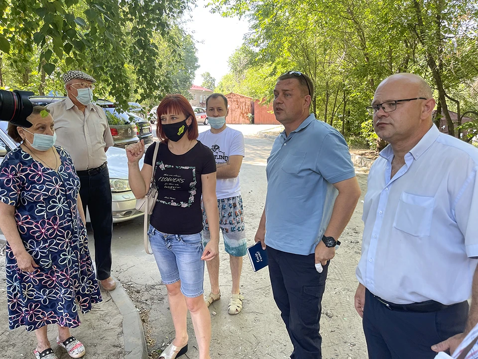 Руководитель городского управления ЖКХ Дмитрий Соломаха и заместитель руководителя исполкома ОНФ Игорь Кастюкевич выехали для инспекции дворов