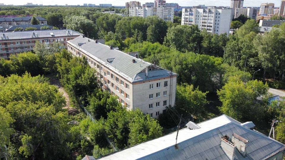 В Тюмени МКД №28 по улице Жуковского признали аварийным.