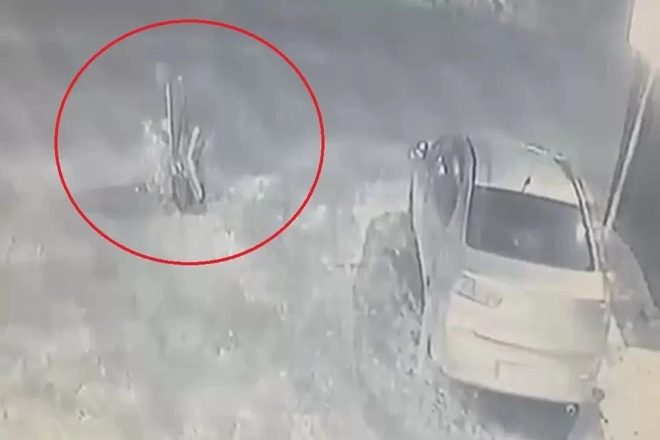 Подросток вырвал сумку у сибирячки и убежал. Фото: стоп-кадр