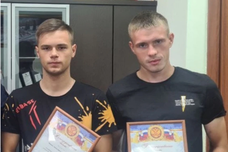 Анатолий Попов (слева) и Владислав Колесников с грамотами от МВД.