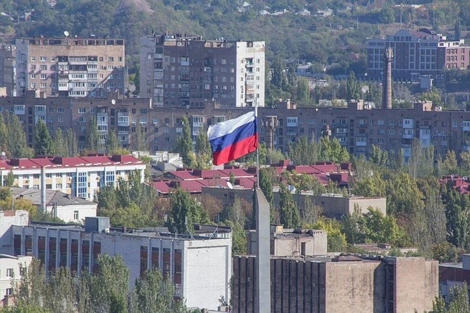 Флаг России для жителей ДНР - символ их будущего, за которое они борются вот уже восьмой год
