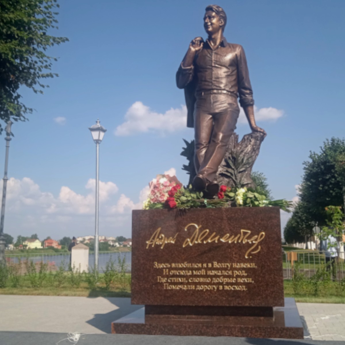 Памятник шатунову где