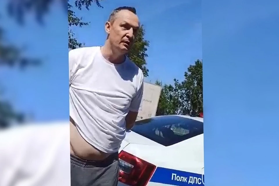 На Алексея Бурнашова надели наручники, но он продолжал оскорблять сотрудников ГИБДД. Фото: скрин с видео.