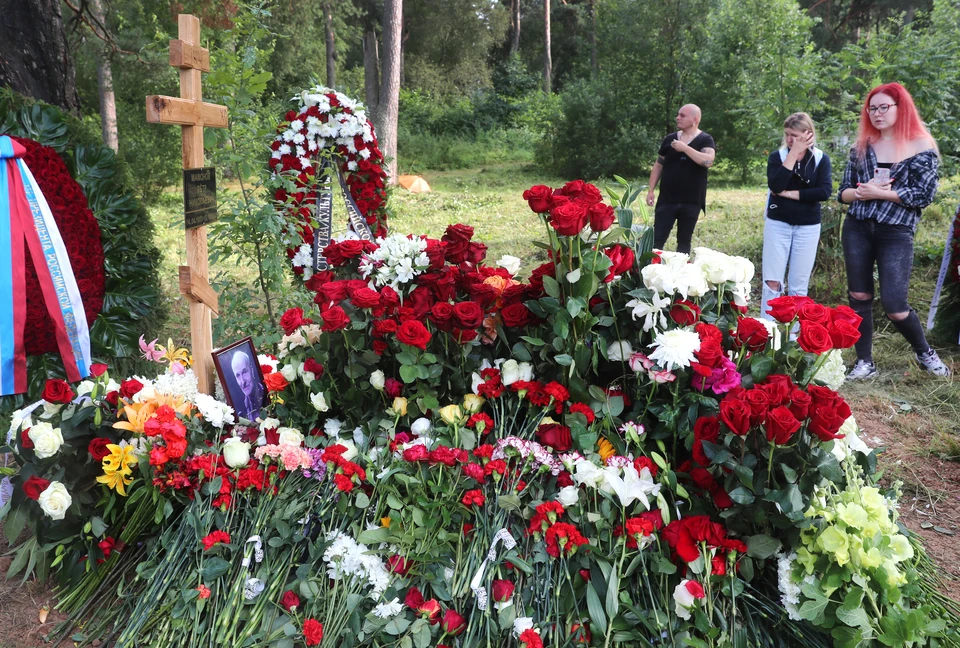 Вдова после похорон. Могила Мамонова в Верее.