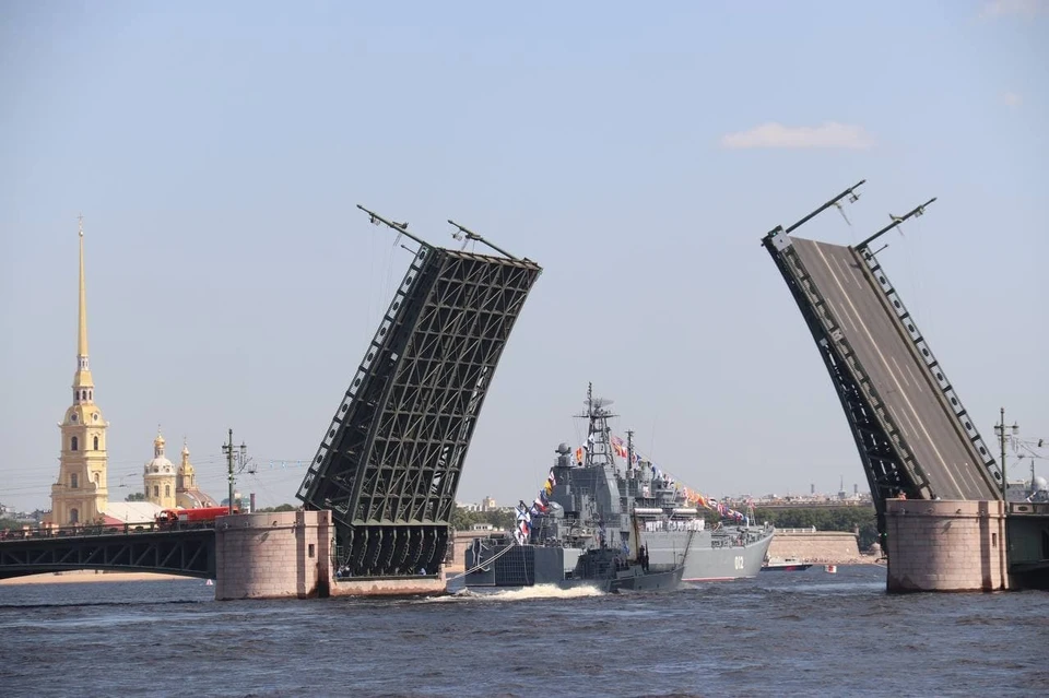 Первая сводная репетиция главного праздника моряков прошла в Петербурге.