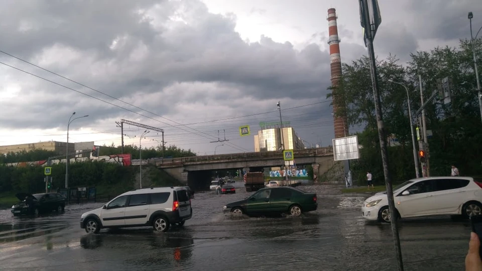 Некоторые машины, не рассчитав глубину луж, утонули практически по капот