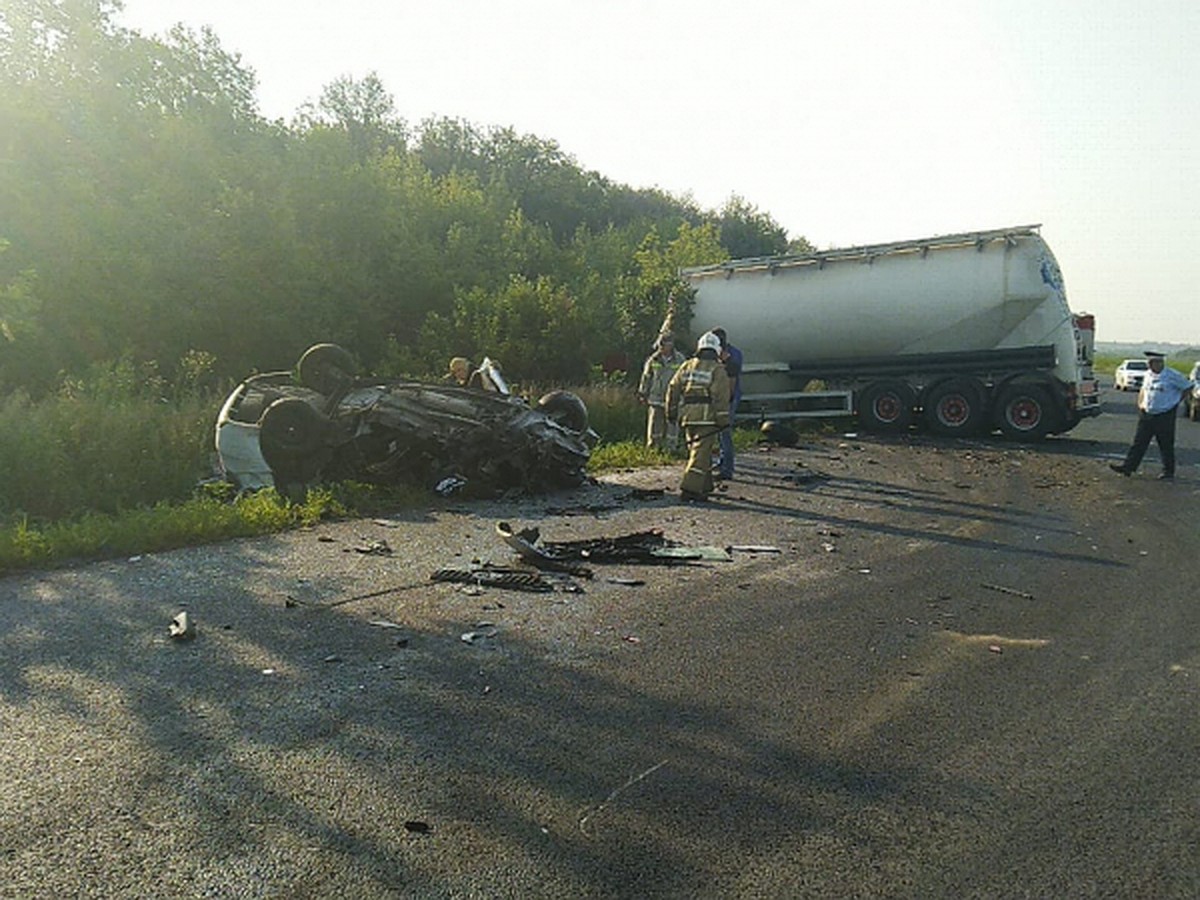 Под Воронежем в аварии в такси погибли двое мужчин и девушка - KP.RU