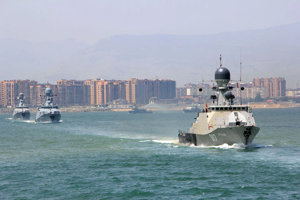 Военнослужащие Каспийской флотилии продемонстрируют во время парада порядка 10 эпизодов розыгрышей боевых действий