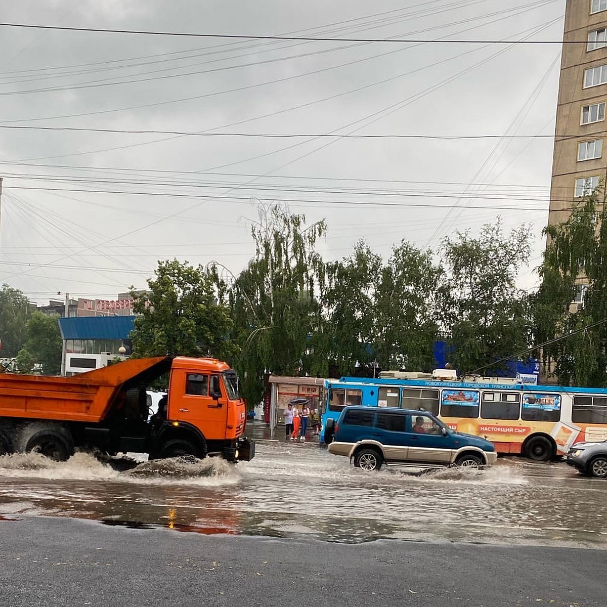 От пекла до потопа: Новокузнецк оказался под водой, две деревни под  Кемеровом пострадали от ветра - KP.RU