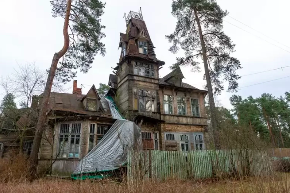 В Сестрорецке семья с детьми живет в разрушающемся памятнике архитектуры