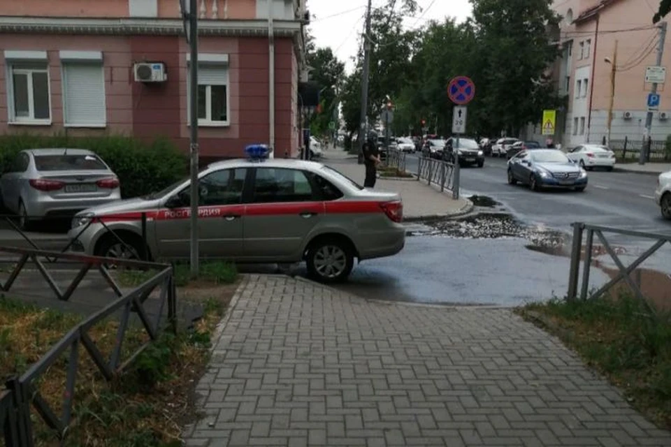 Стекла разбили в окнах на фасаде здания