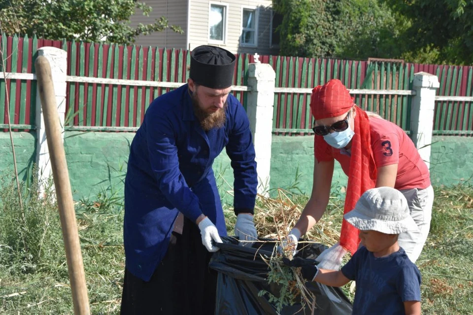По инициативе Председателя Городской Думы Игоря Седова состоялся субботник на территории Православного Прихода Храма Святителя Николая