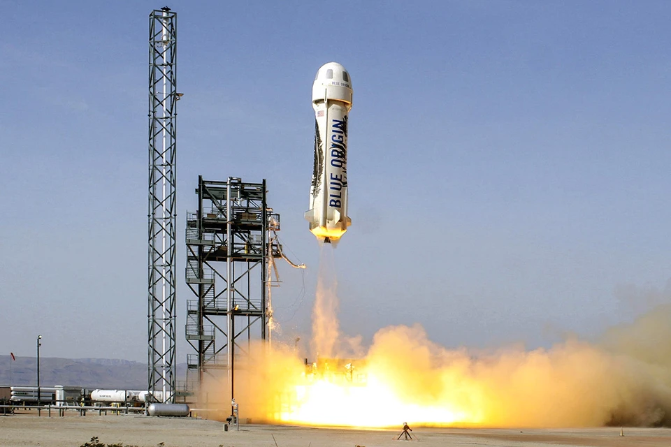 Состоялся первый пилотируемый полет космического корабля компании Blue Origin.