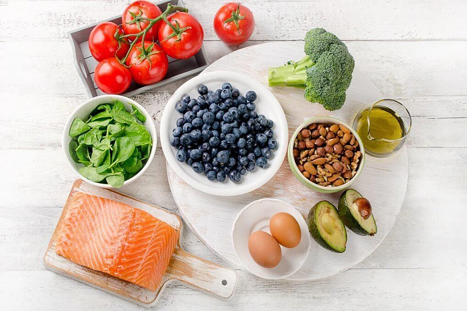 Важно уделять внимание правильному питанию, чтобы обеспечить мозгу достаточное количество витаминов, минералов и жирных кислот