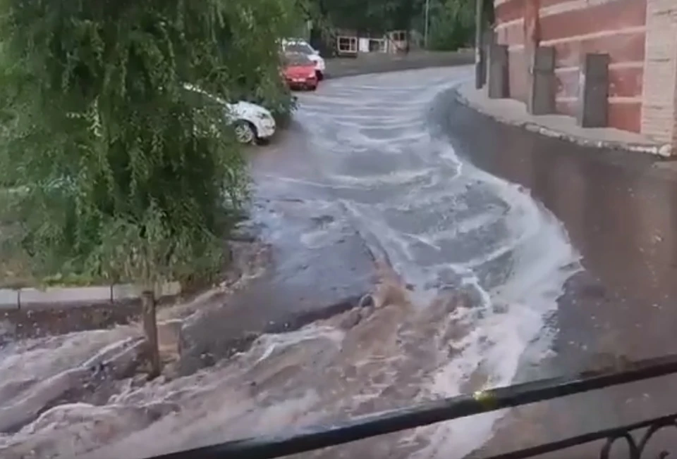 В Самаре после дождя на улицах текут реки воды. Фото - скриншот