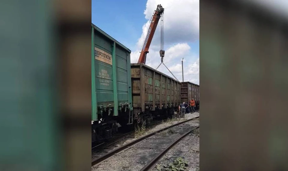 Вагон поставили на рельсы с помощью крана. Фото: Уральская транспортная прокуратура