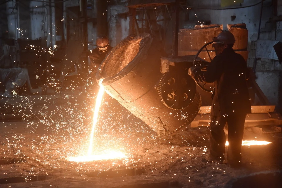 Месячный объем производства двух печей – 1 000 тонн. Из тонны шлакового породного отвала получается 60 % переработанной продукции, то есть 600 килограммов чугуна чушкового. Фото: пресс-служба Главы ДНР